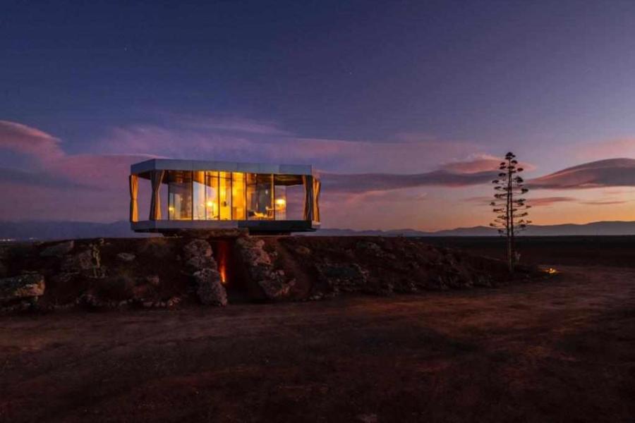 casa en el desierto al anochecer gorafe 