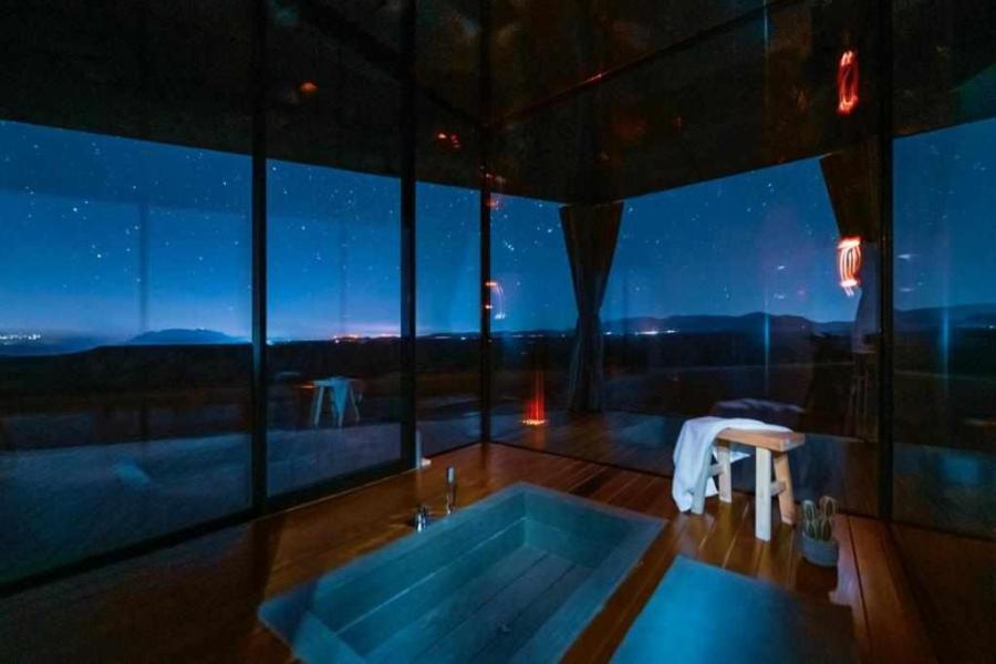 dormitorio acristalado con vistas al desierto de gorafe de noche