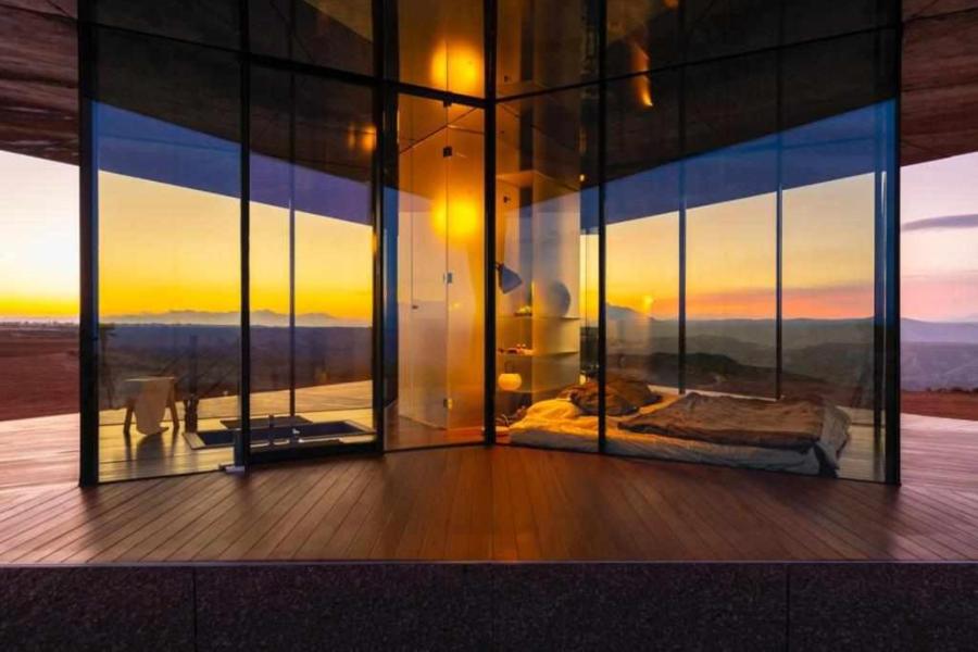 salon y dormitorio con vistas al desierto de gorafe al atardecer andalucia
