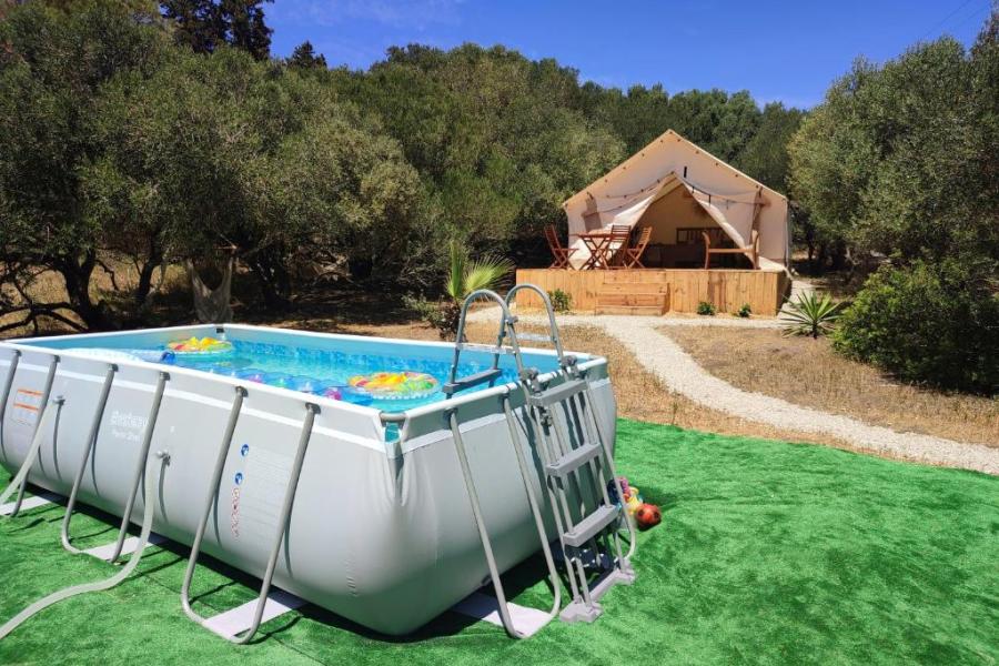 tienda de campaña glamping con piscina