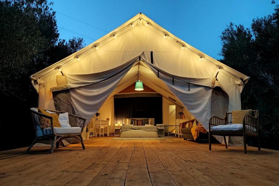 tienda de campaña glamping de noche