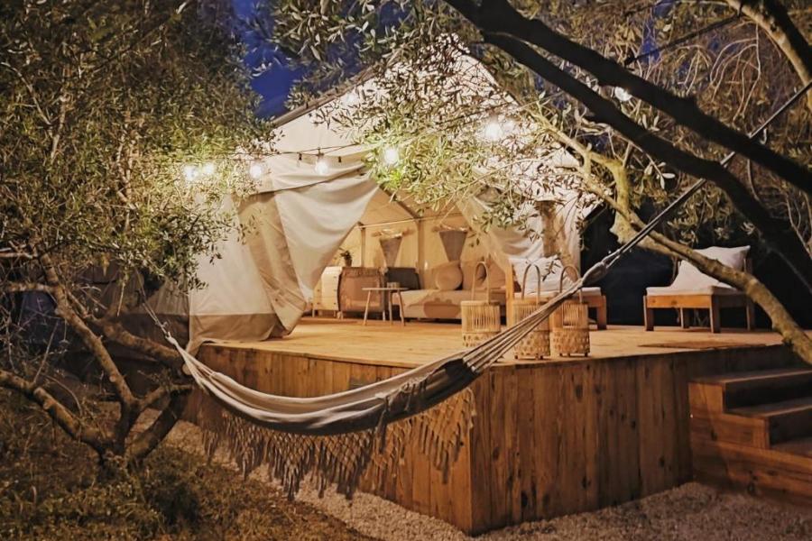 tienda de campaña glamping iluminada de noche
