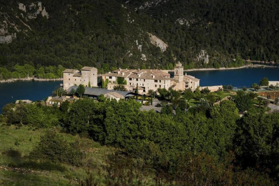 pueblo pirenaico con pantano