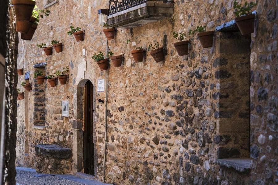 fachada de piedra en pueblo pirenaico