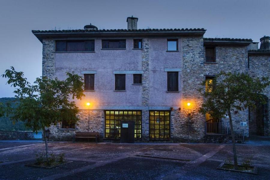 fachada alojamiento en pueblo pirenaico