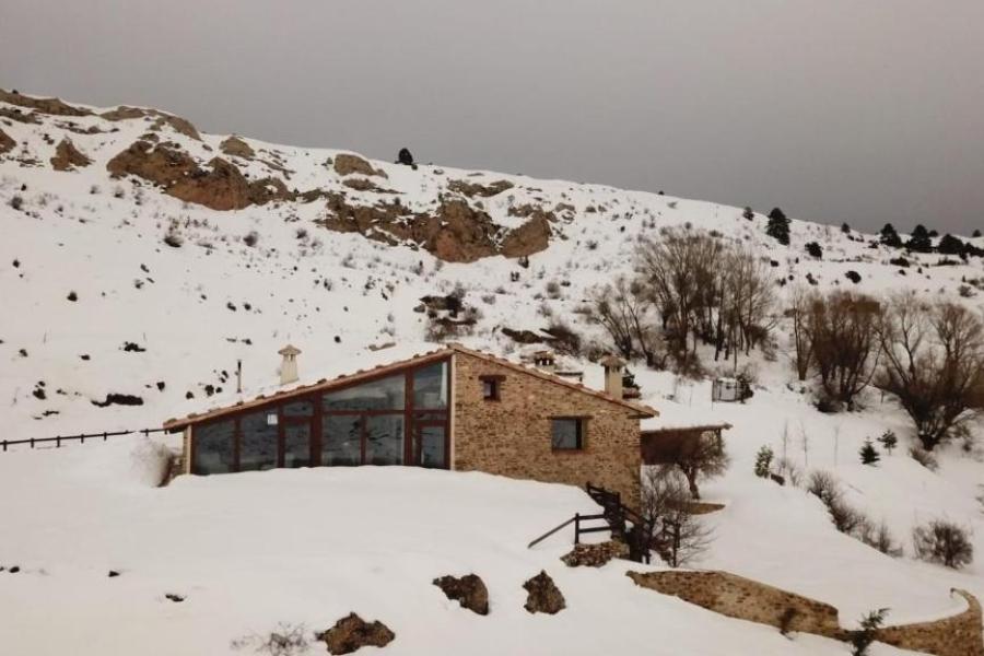masia en el maestrazgo completamente nevada