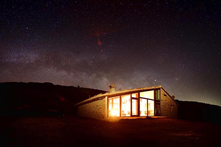 masia iluminada de noche