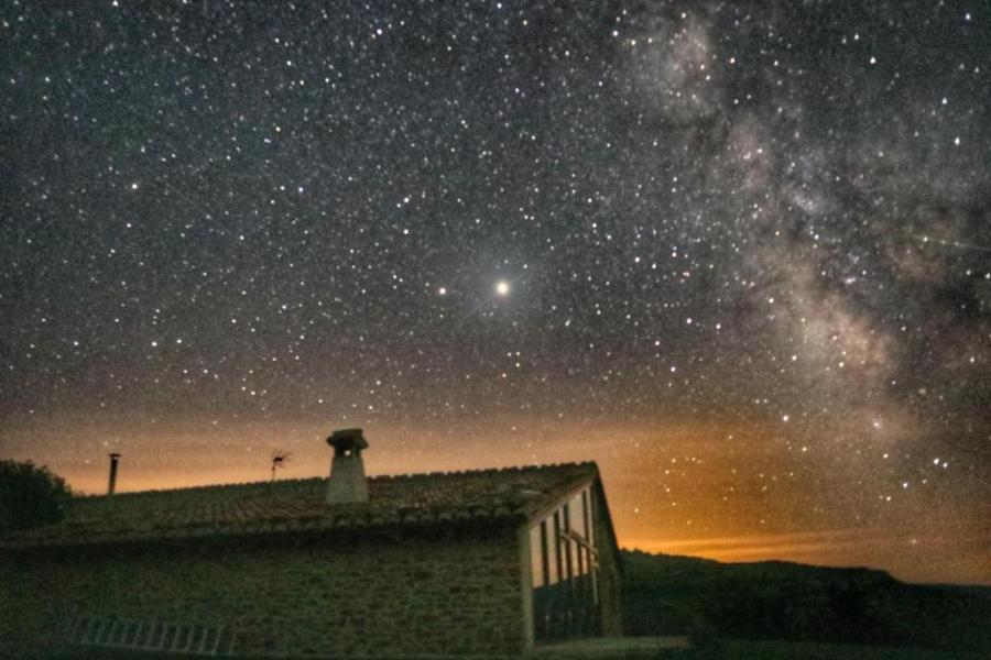 masia en una noche estrellada