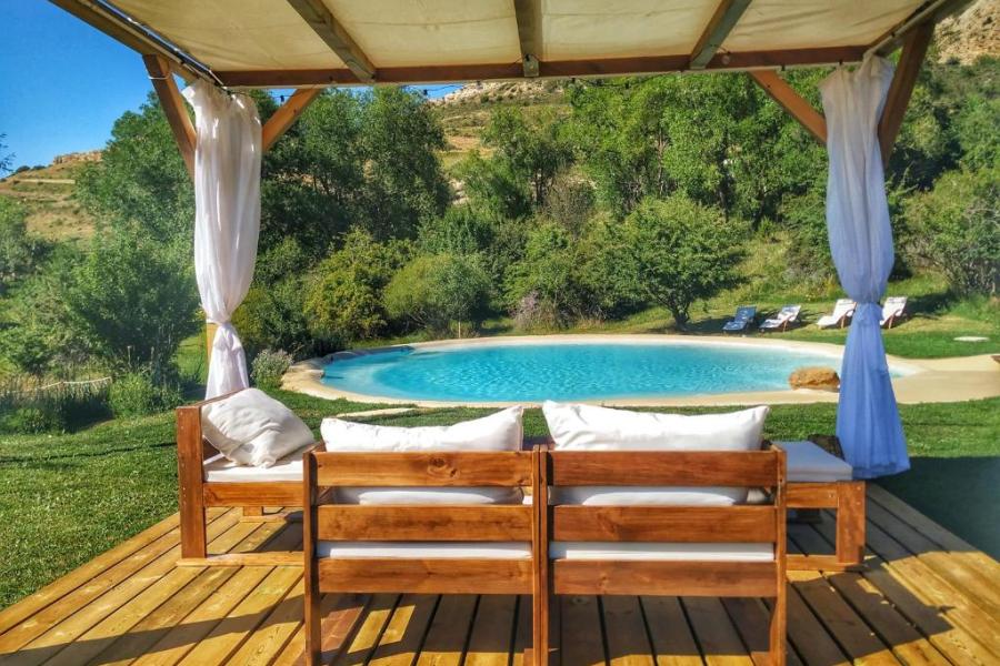 exterior con piscina de una masia en teruel