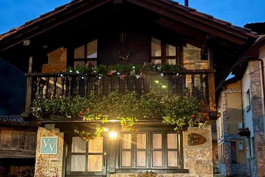 casita de noche en aldea en asturias