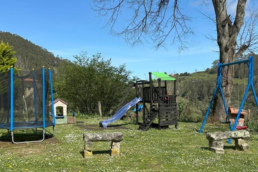 exterior con zona de niños en casa rural en asturias