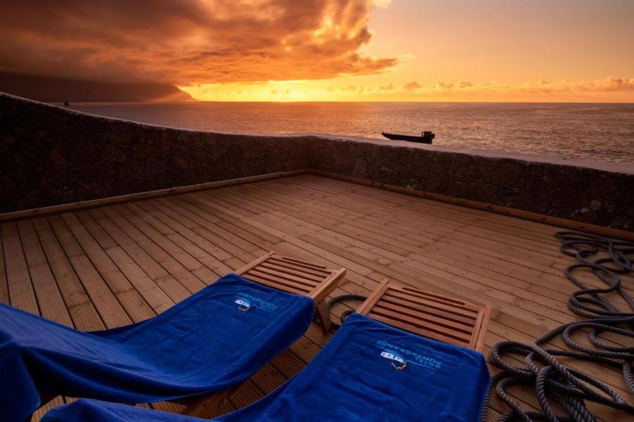 terraza en hotel frente al mar en el hierro