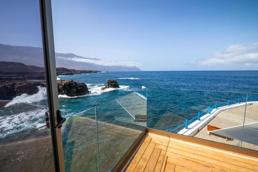terraza con vistas en hotel frente al mar en el hierro