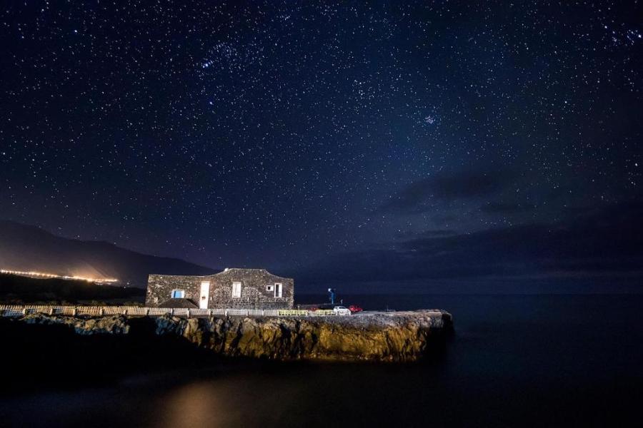 noche estrellada en hotel frente al mar en el hierro