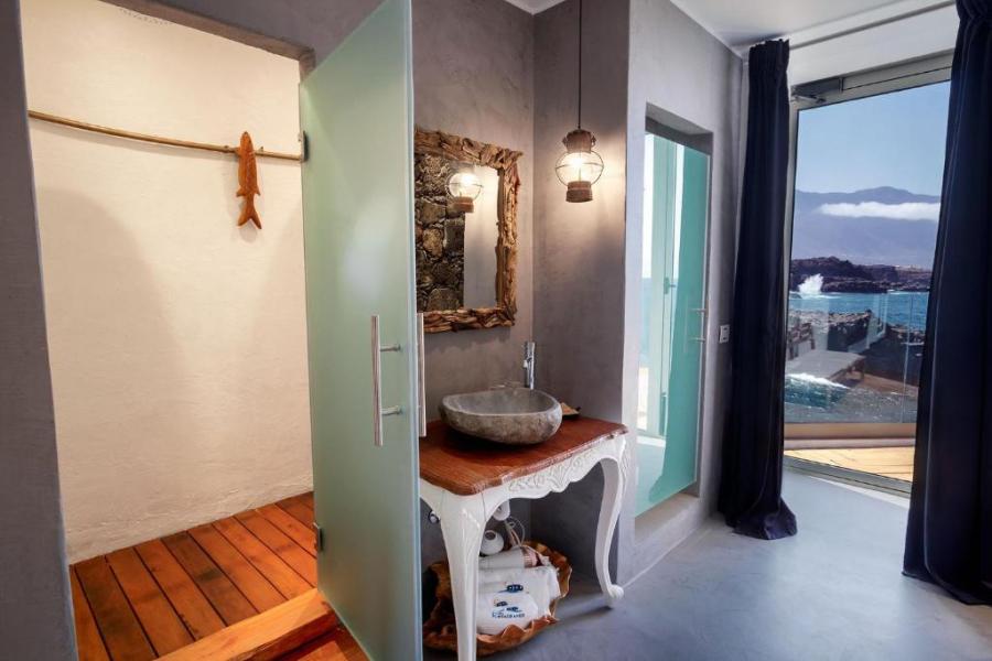 dormitorio en hotel frente al mar en el hierro