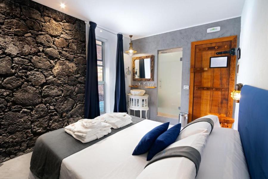 dormitorio en hotel frente al mar en el hierro