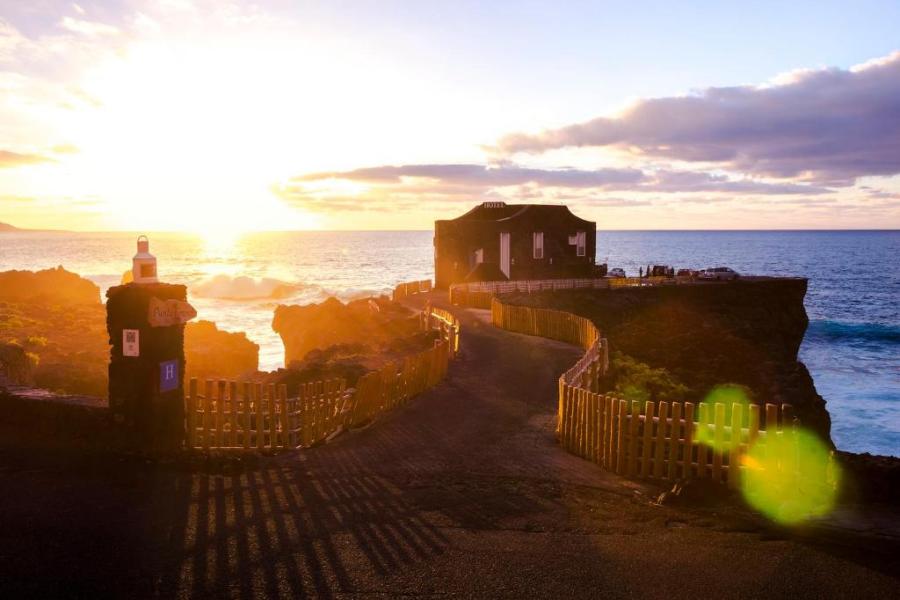 atardecer en hotel frente al mar en el hierro