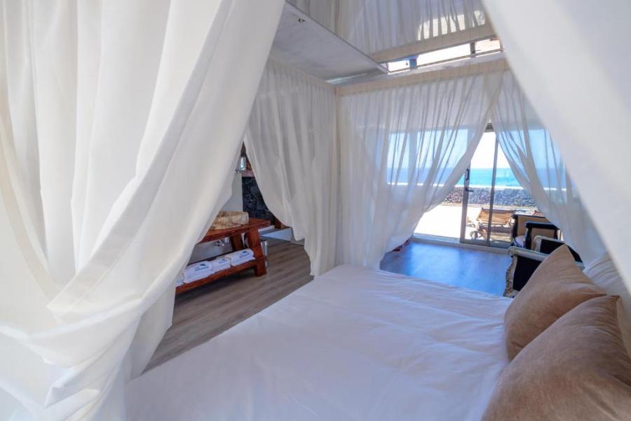 dormitorio en hotel frente al mar en el hierro