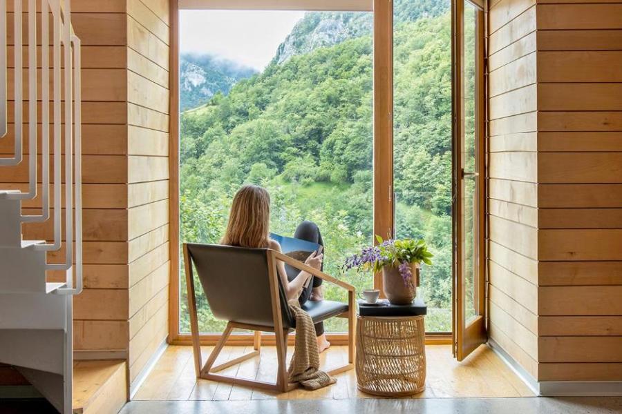 interior con vistas en centro de ecoturismo en asturias