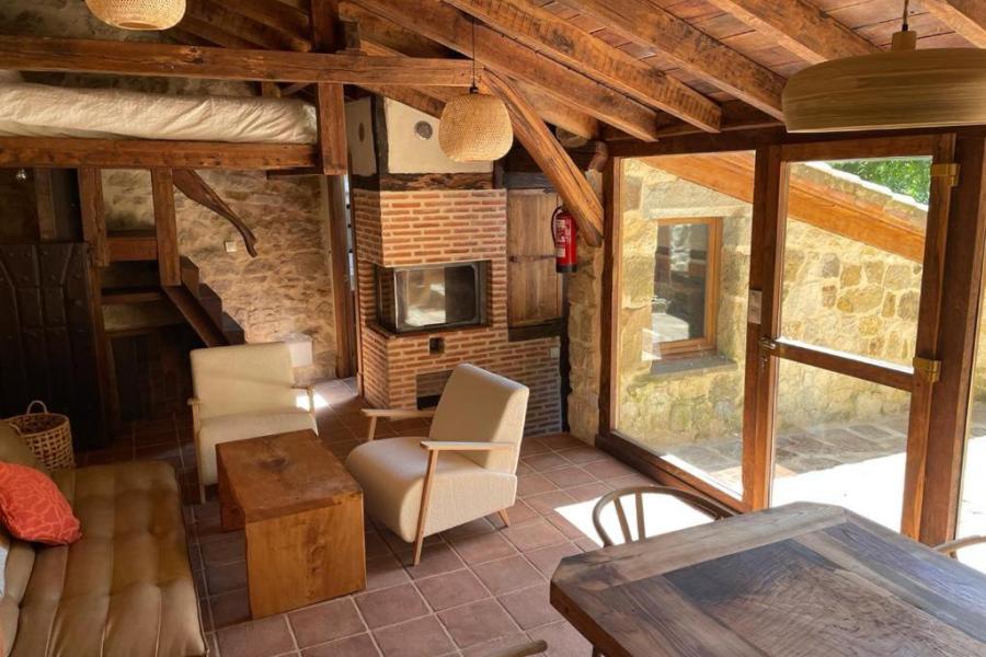 interior de casa de piedra en Cantabria