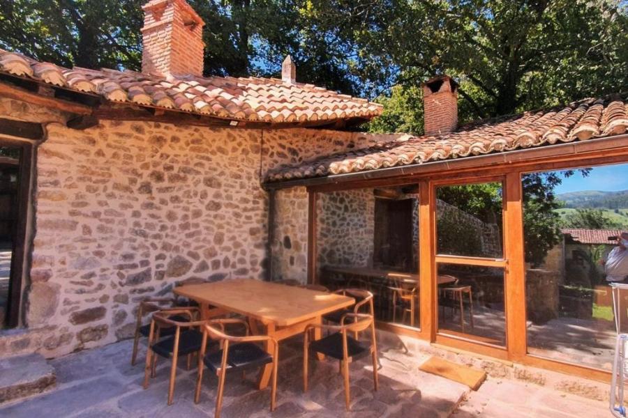 exterior de casa de piedra en Cantabria