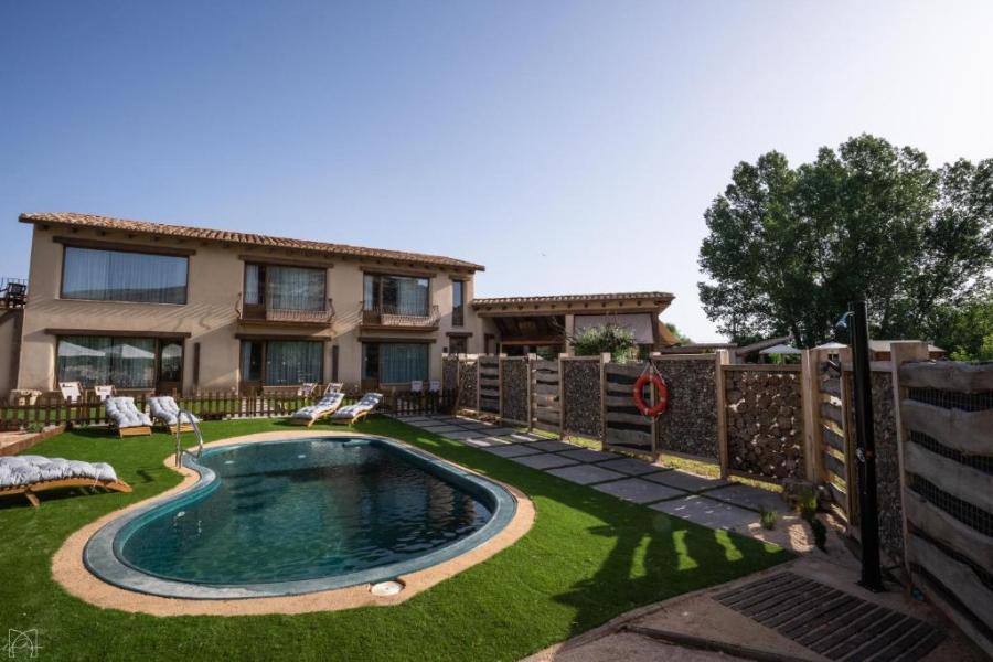 piscina hotel rural burgo de osma