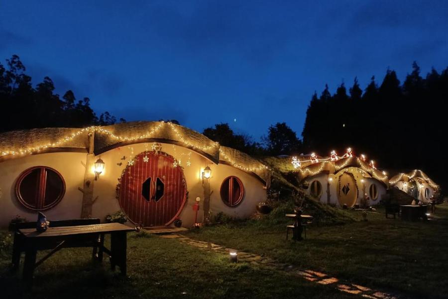 casa hobbit lugo de noche