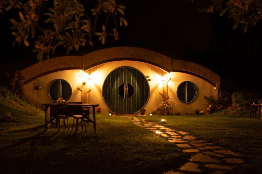 casa hobbit lugo de noche