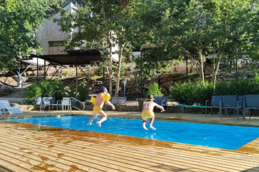 piscina cabañas en Bueu