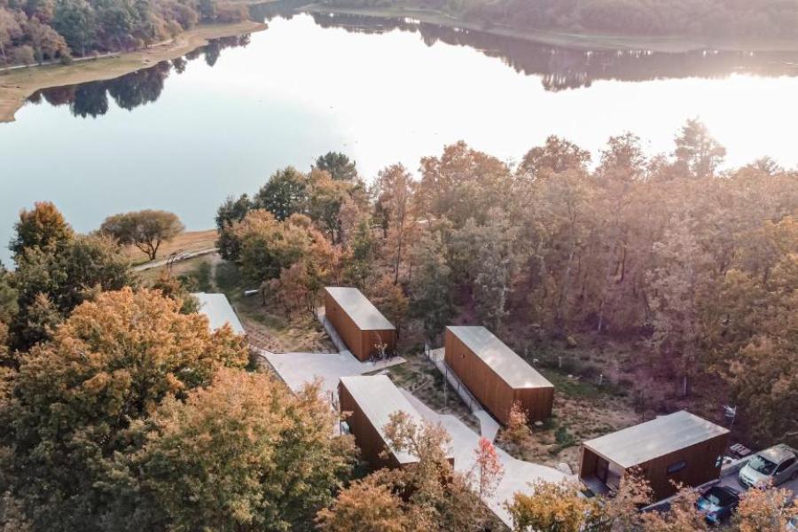 cabañas galicia frente a embalse