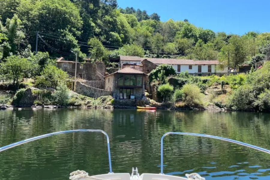 casa en el rio en ribeira sacra