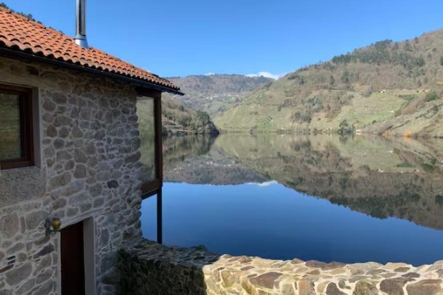casa frente al rio en ribeira sacra