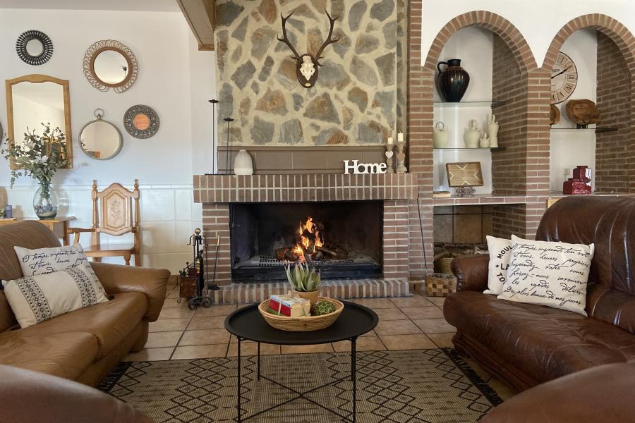 interior con chimenea casa rural albacete