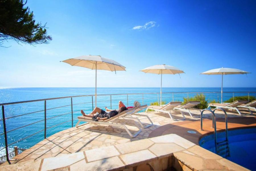 hotel con piscina y vistas al mar en costa blanca