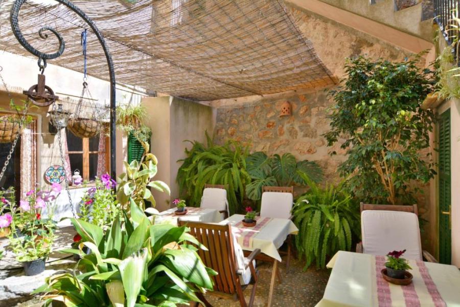 patio hotel banyalbufar
