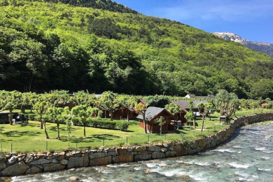 camping junto al rio en pirineos
