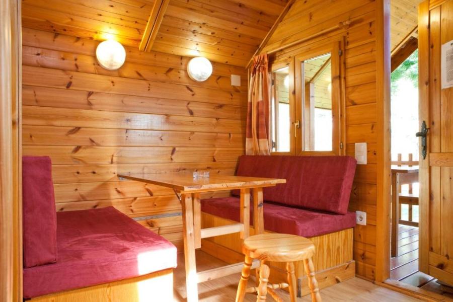 cabañas en camping junto al rio en pirineos