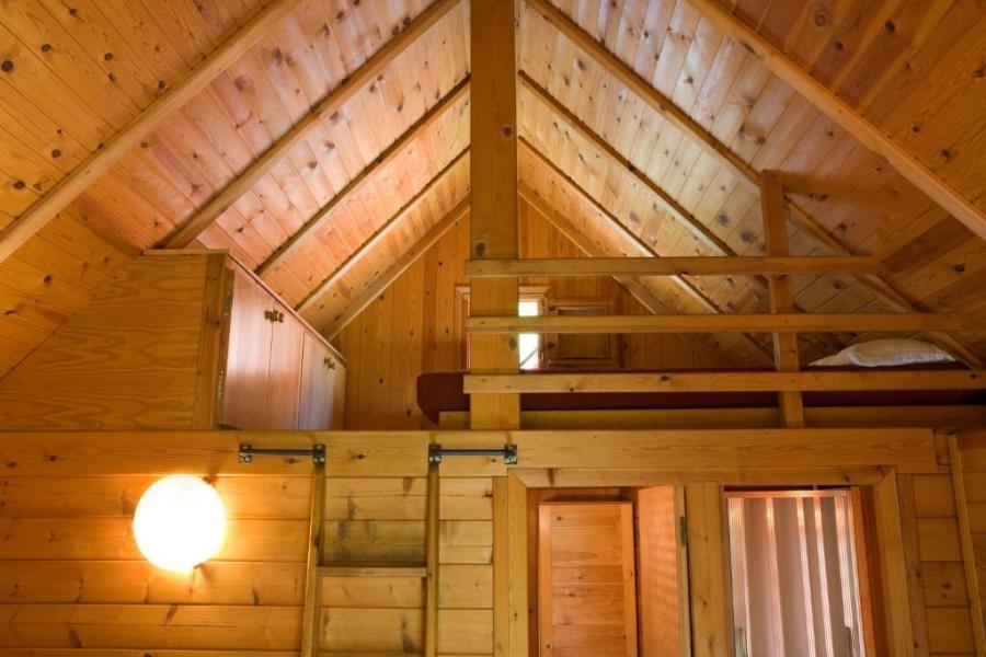 cabañas en camping junto al rio en pirineos