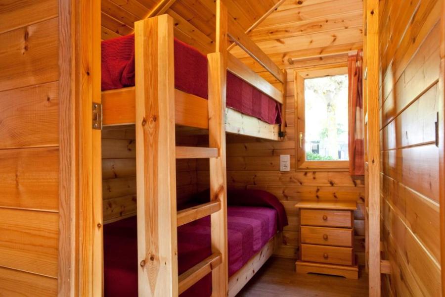 cabañas en camping junto al rio en pirineos