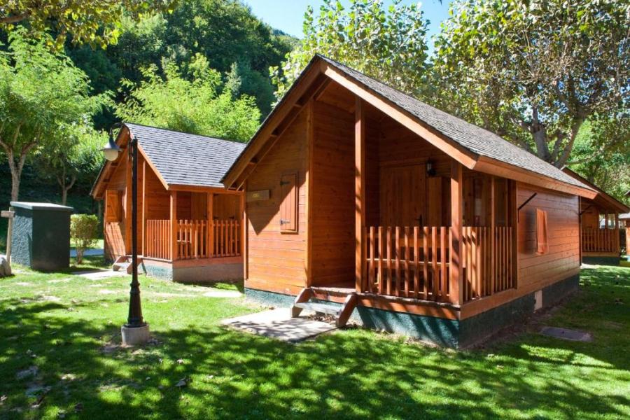 cabaña en camping junto al rio en pirineos