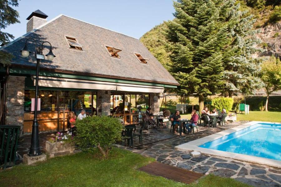 piscina en camping junto al rio en pirineos