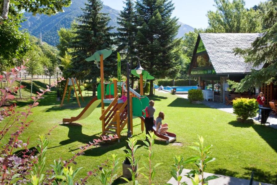 zona de juegos camping junto al rio en pirineos