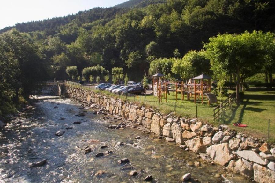 camping junto al rio en pirineos