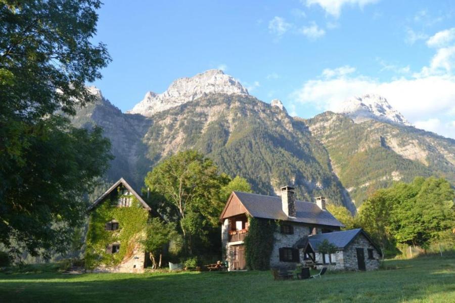 casa rural en valle de pineta entre montañas