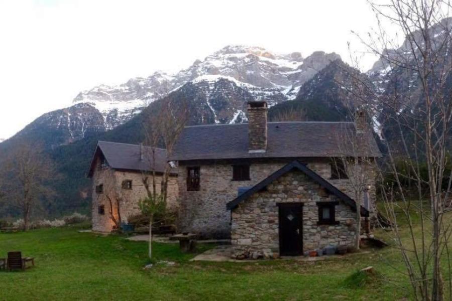 casa rural en valle de pineta entre montañas