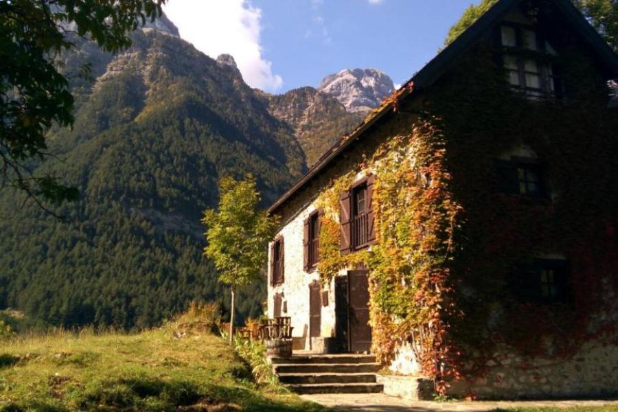 casa rural en valle de pineta entre montañas